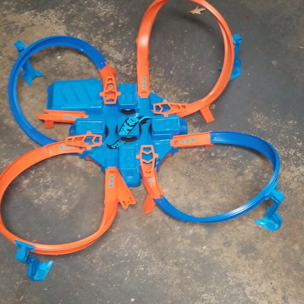 Hot wheels criss cross crash
